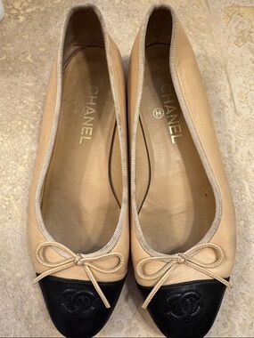 CHANEL Beige and Black Leather Cap-Toe Ballet Flats